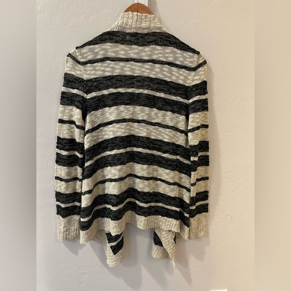 Olive & Oak Cream, Black, and silver threaded Flowy Cardigan Sweater Size Small - Picture 2 of 5